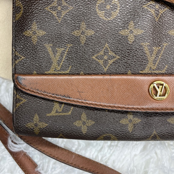 Louis Vuitton Monogram Bordeaux 24 Shoulder Bag M51798. - Picture 3 of 15